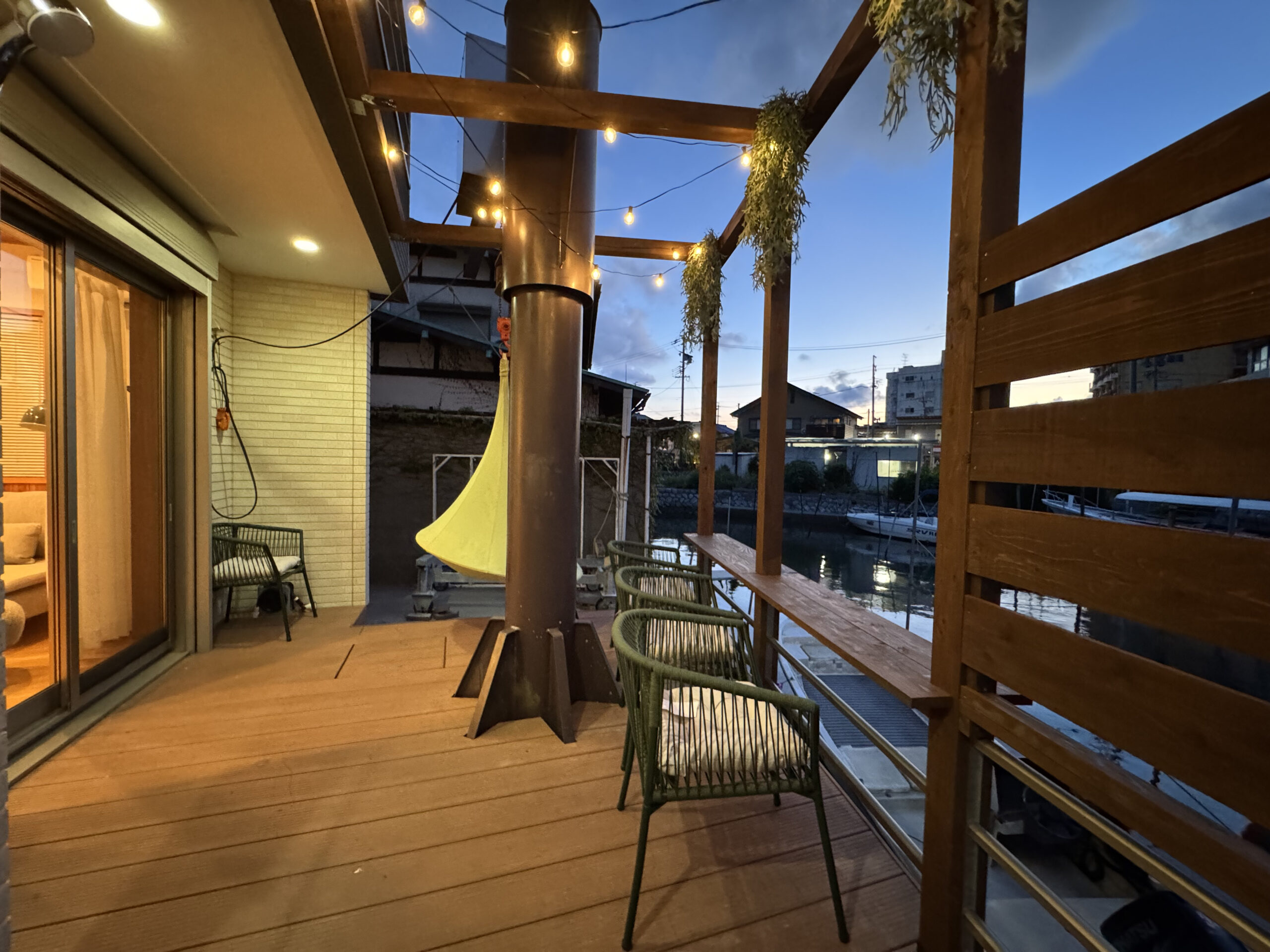 浜名湖の湖畔でリラックスして過ごす人々